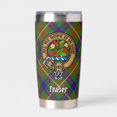 Clan Fraser Crest over jagen Tartan Geïsoleerde Drinkbeker (Voorkant)