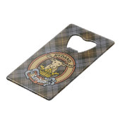 Clan Gordon Crest over Weathered Tartan Creditkaart Flessenopener (Voorkant Gekanteld)