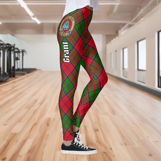 Clan Grant Wapen over Tartan Leggings