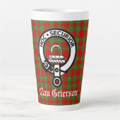 Clan Grierson Crest Badge & Tartan Latte Mok (Voorkant)