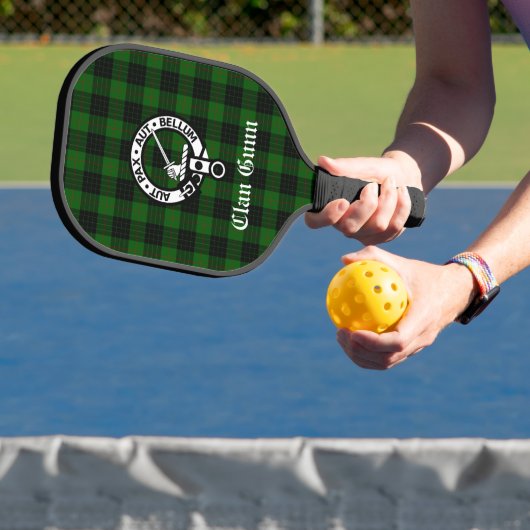 Clan Gunn Crest Badge en Tartan Pickleball Paddle (Insitu)