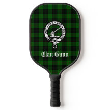 Clan Gunn Crest Badge en Tartan