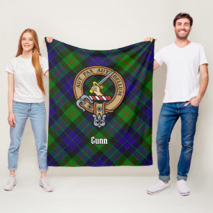 Clan Gunn Crest over Tartan Fleece Deken
