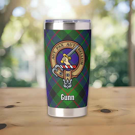 Clan Gunn Crest over Tartan Geïsoleerde Drinkbeker