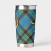 Clan Guthrie Crest over Tartan Geïsoleerde Drinkbeker (Links)