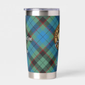 Clan Guthrie Crest over Tartan Geïsoleerde Drinkbeker (Rechts)