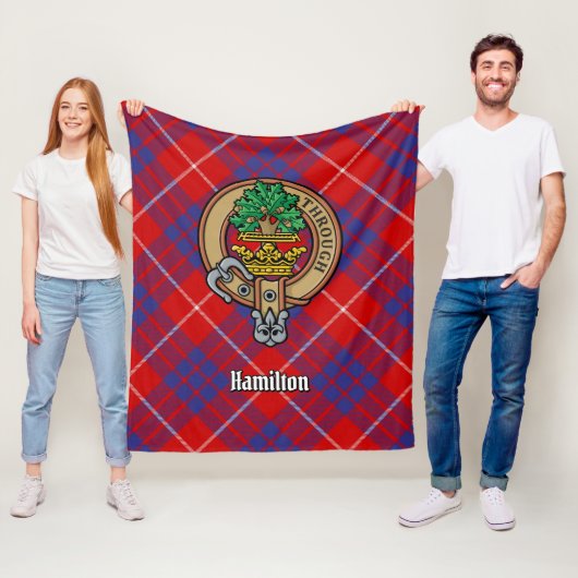 Clan Hamilton Crest over Red Tartan Fleece Deken (In situ)