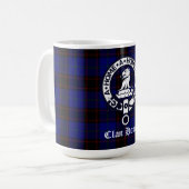 Clan Home Crest Badge en Tartan Koffiemok (Voorkant links)