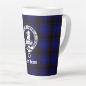 Clan Home Crest Badge en Tartan Latte Mok (Rechterhoek)