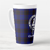 Clan Home Crest Badge en Tartan Latte Mok (Linkerhoek)