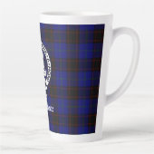 Clan Home Crest Badge en Tartan Latte Mok (Rechts)