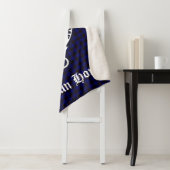 Clan Home Crest Badge en Tartan Sherpa Deken (In situ)