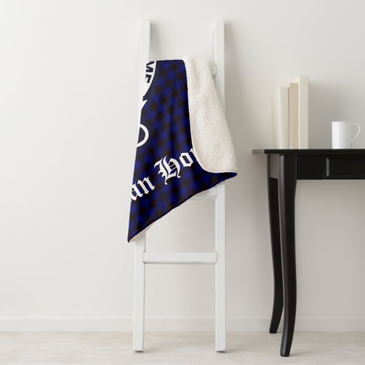 Clan Home Crest Badge en Tartan Sherpa Deken (In situ)