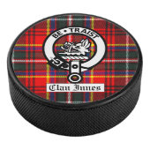 Clan Innes Crest Badge en Tartan Hockey Puck (3/4)