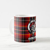 Clan Innes Crest Badge en Tartan Koffiemok (Voorkant links)