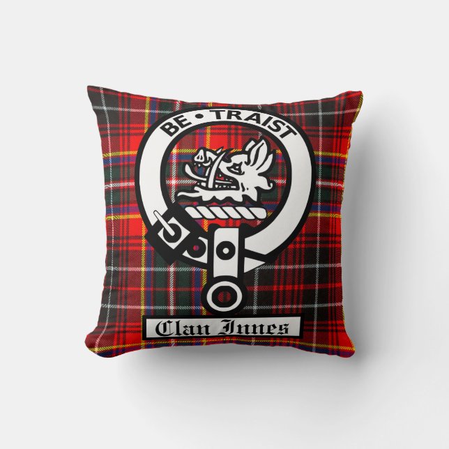 Clan Innes Crest Badge en Tartan Kussen (Voorkant)