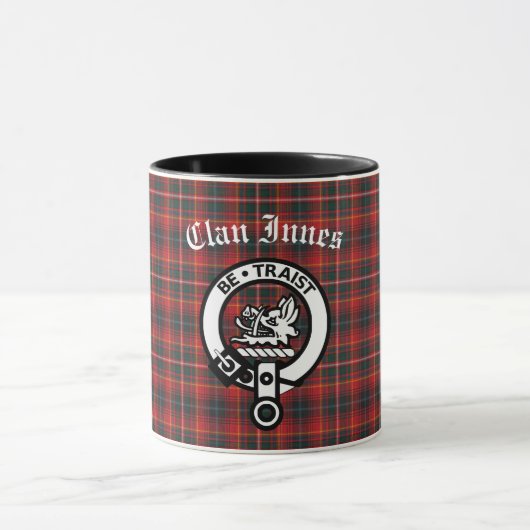 Clan Innes Crest Badge en Tartan Mok (Midden)