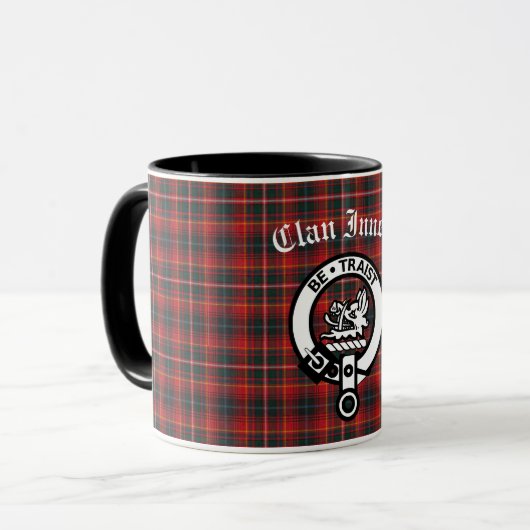 Clan Innes Crest Badge en Tartan Mok (Voorkant links)