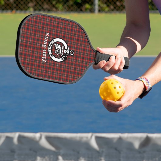Clan Innes Crest Badge en Tartan Pickleball Paddle (Insitu)