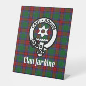 Clan Jardine Crest Badge en Tartan Reclamebord Met Voetstuk (Voorkant)