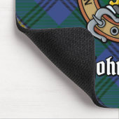 Clan Johnston Crest over Tartan Muismat (Hoek)