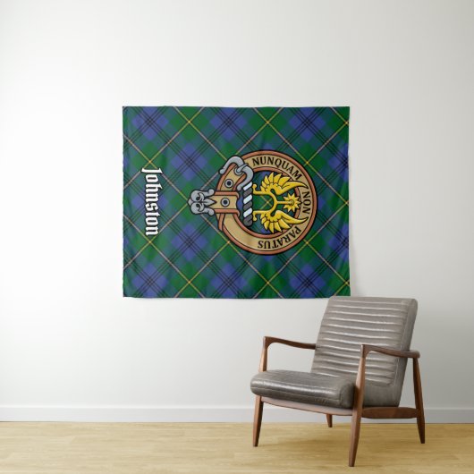 Clan Johnston Crest over Tartan Wandkleed (In Situ (horizontaal))
