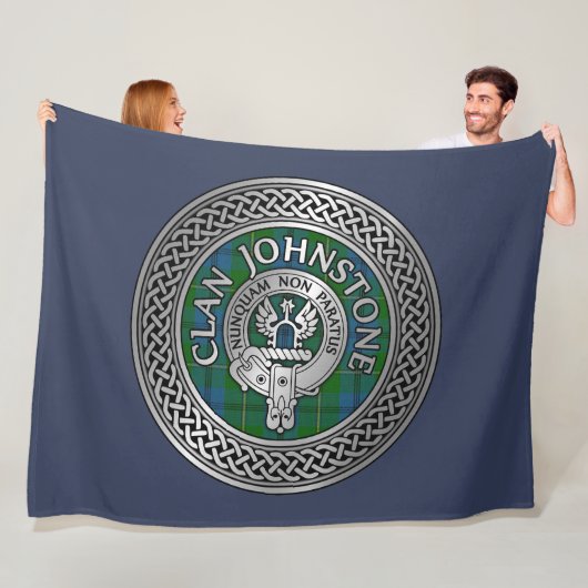 Clan Johnstone Crest & Tartan Knot Fleece Deken (In situ)