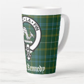 Clan Kennedy Crest Badge & Tartan Latte Mok (Rechterhoek)