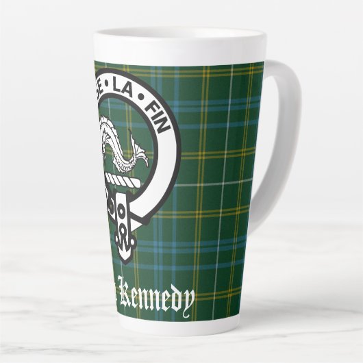 Clan Kennedy Crest Badge & Tartan Latte Mok (Rechterhoek)