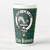 Clan Kennedy Crest Badge & Tartan Latte Mok (Voorkant)