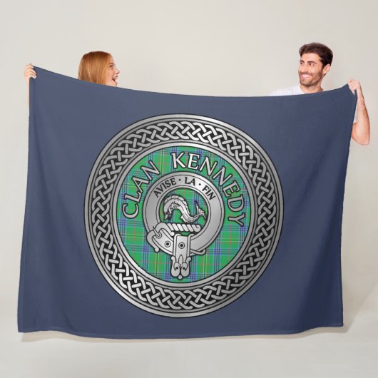 Clan Kennedy Crest & Tartan Knot Fleece Deken (In situ)