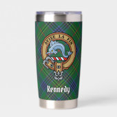 Clan Kennedy Wapen over Tartan Geïsoleerde Drinkbeker (Voorkant)
