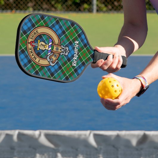 Clan Kirkpatrick-wapen over tartan Pickleball Paddle (Insitu)