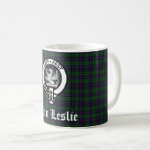 Clan Leslie Crest Badge en Tartan Koffiemok (Voorkant rechts)