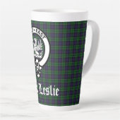 Clan Leslie Crest Badge en Tartan Latte Mok (Rechterhoek)