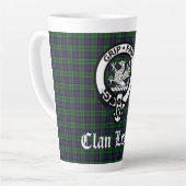 Clan Leslie Crest Badge en Tartan Latte Mok (Linkerhoek)
