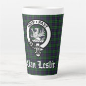 Clan Leslie Crest Badge en Tartan Latte Mok (Voorkant)