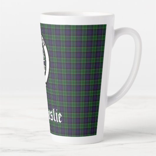 Clan Leslie Crest Badge en Tartan Latte Mok (Rechts)
