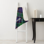 Clan Leslie Crest over de jacht op Tartan Sherpa Deken (In situ)