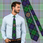 Clan Leslie Crest over de jacht op Tartan Stropdas<br><div class="desc">Clan Leslie crest badge omgeven door een riem en gesp over de jacht tartan achtergrond. Eigen Tekst.</div>