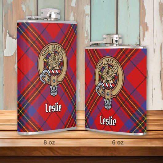 Clan Leslie Crest over Red Tartan Heupfles