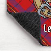 Clan Leslie Crest over Red Tartan Muismat (Hoek)