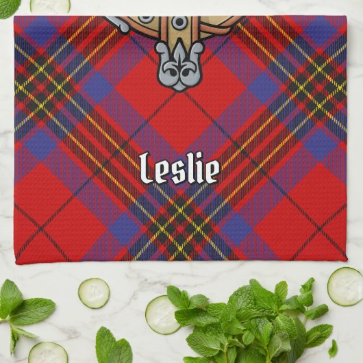 Clan Leslie Crest over Red Tartan Theedoek (Gevouwen)