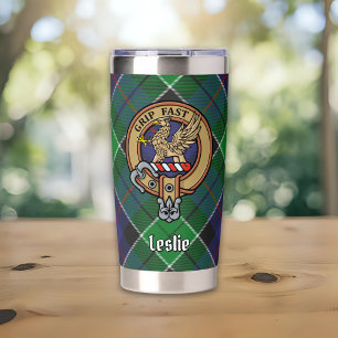 Clan Leslie Wapen over Hunting Tartan Geïsoleerde Drinkbeker
