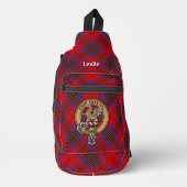 Clan Leslie Wapen over Rode Tartan Sling Bag (Voorkant)
