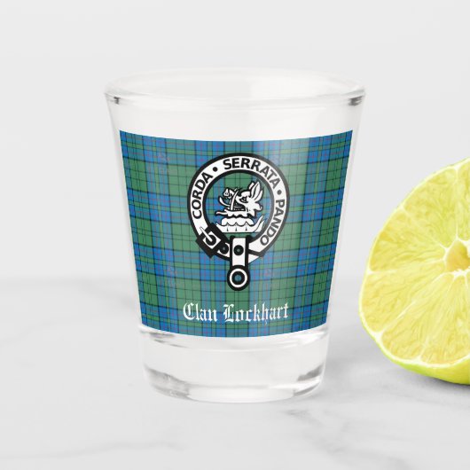 Clan Lockhart Crest Badge & Tartan Shot Glas (Voorkant)