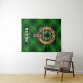Clan MacArthur Crest over Tartan Wandkleed (In Situ (horizontaal))