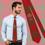 Clan MacDonald van Keppoch Crest over Tartan Stropdas<br><div class="desc">Clan MacDonald van Keppoch crest badge omringd door een riem en sluiting over tartan achtergrond. Aangepaste tekst.</div>