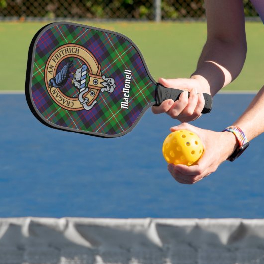 Clan MacDonell van Glengarry Wapen boven Tartan Pickleball Paddle (Insitu)