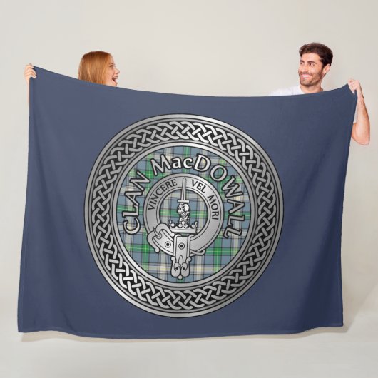 Clan MacDowall Crest & Tartan Knot Fleece Deken (In situ)